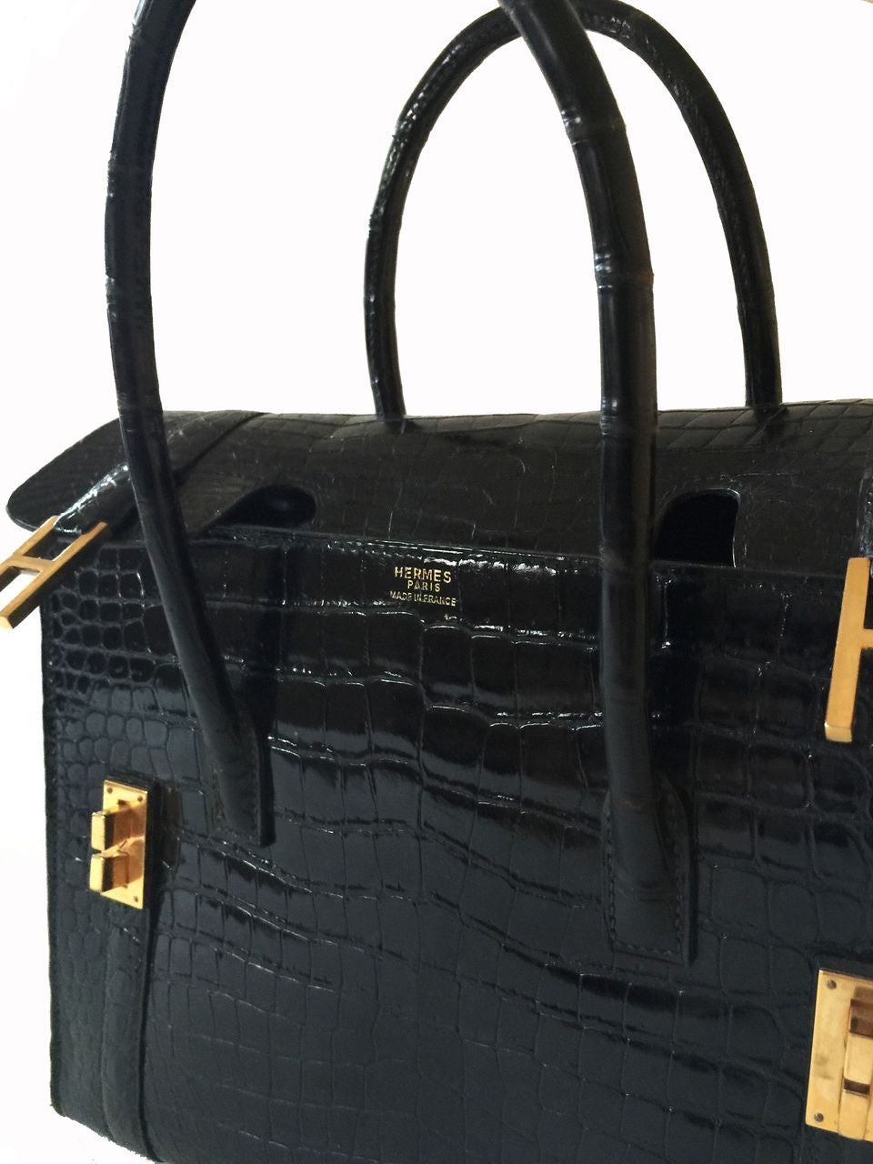 Gorgeous Hermès Drag Handbag in fabulous black crocodile leather. Gold hardware finishing, circa 1970. Marked: Hermès Paris Made in France. In excellent vintage condition. Size: 26 x 21 cm. Delivered with Cites and original dustbag. 

Save the