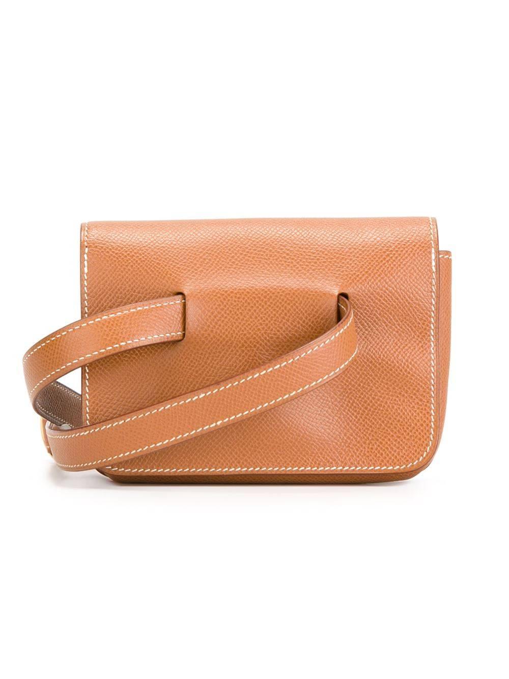 So chic and so pratical Hermès Gold Courchevel Pouch belt. Excellent condition. Marked Hermès Paris Made in France. Size: 14 x 10 x 3 cm. Letter A in square, 1997. Totel length: 95 cm. 