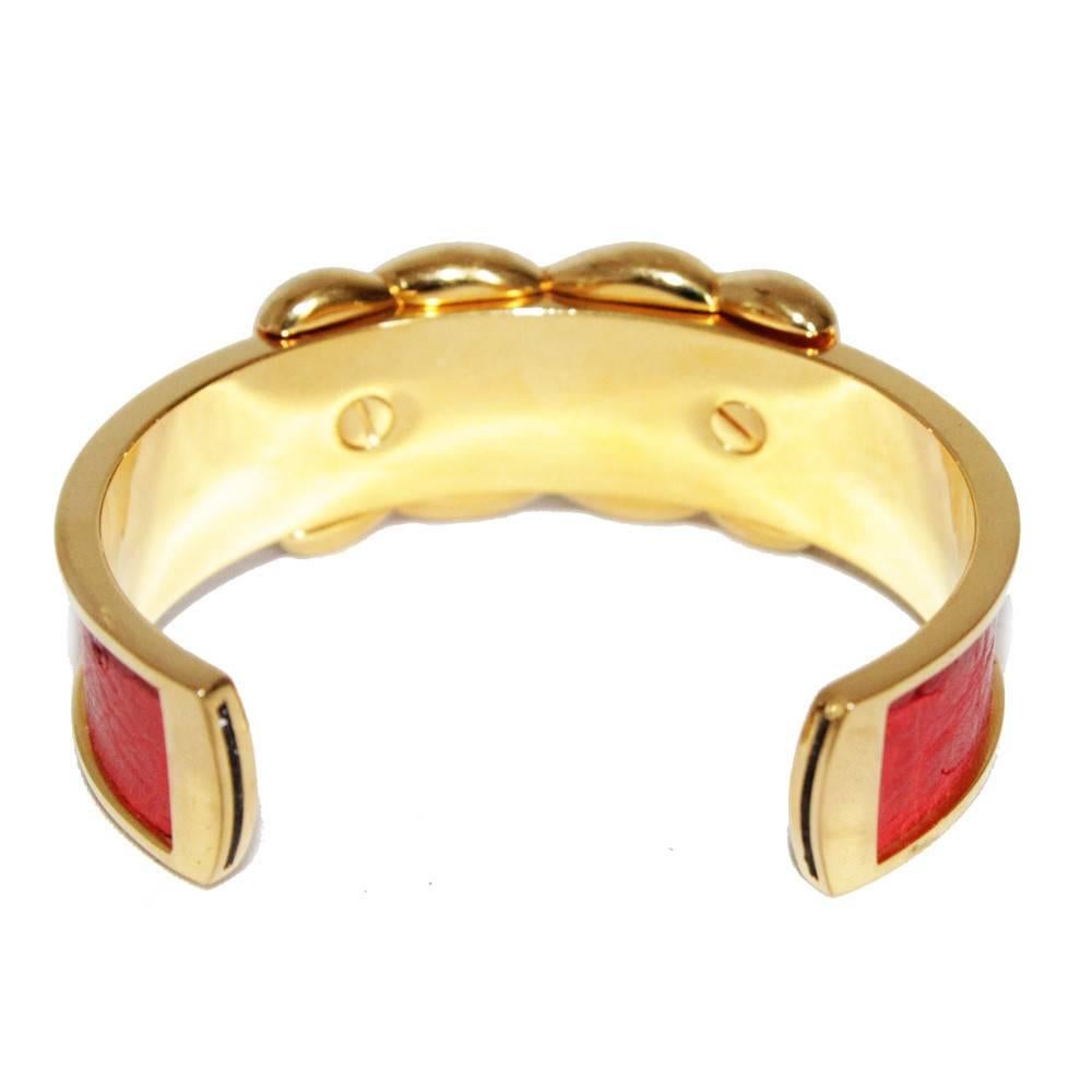 Rare & beautiful Hermès vintage red ostrich leather bracelet cuff. Gilt metal. Marked: Hermès. Knot design. Excellent condition. Size: width: 1.3 cm - 0.5 in. Diameter : 6 cm - 2.4 in.