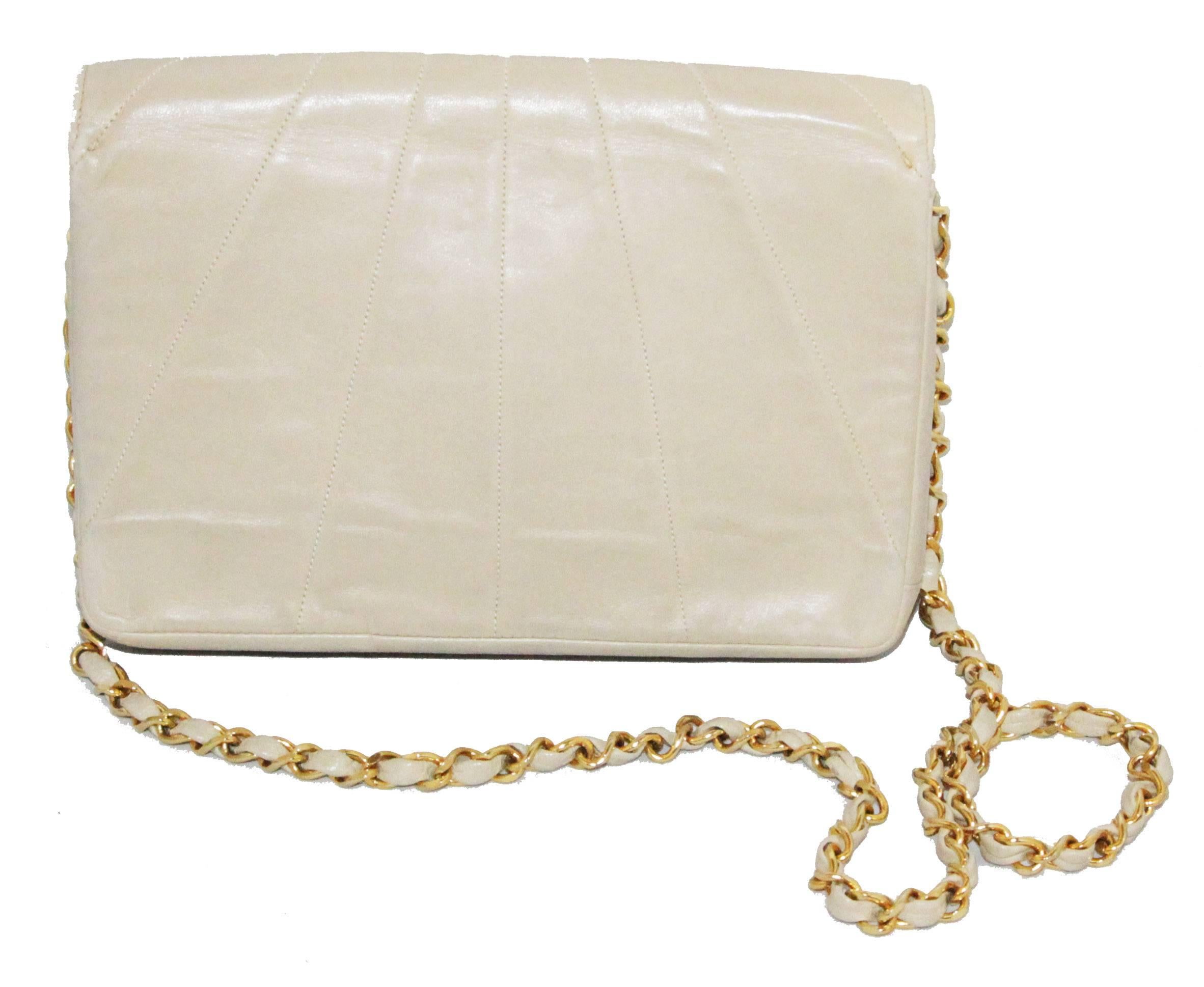 Chanel collector handbag of the 70s. Extremely rare to find. Quiletd calf leather, lion gilt bronze. Marked: Chanel Made in France. Size: 21 x 15 x 5 cm - 8 1/4 x 5.9 x 2 in. Excellent vintage condition. 