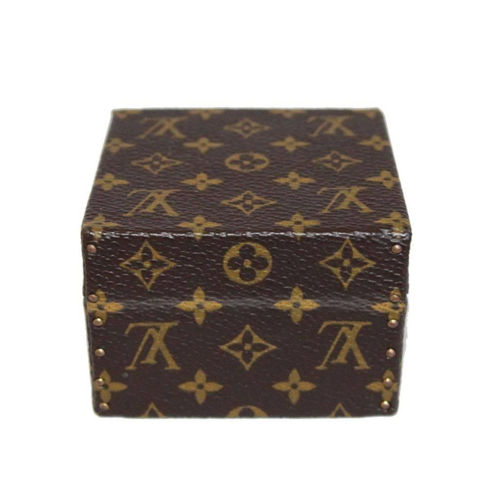 Great Louis vuitton vintage jewelry box, Monogram leather and suede lining. Excellent vintage condition. Marked: Louis Vuitton Paris Made in France. Size: 6.5 x 6.5 x 4.5 cm - 2.5 x 2.5 x 1.8 in. 