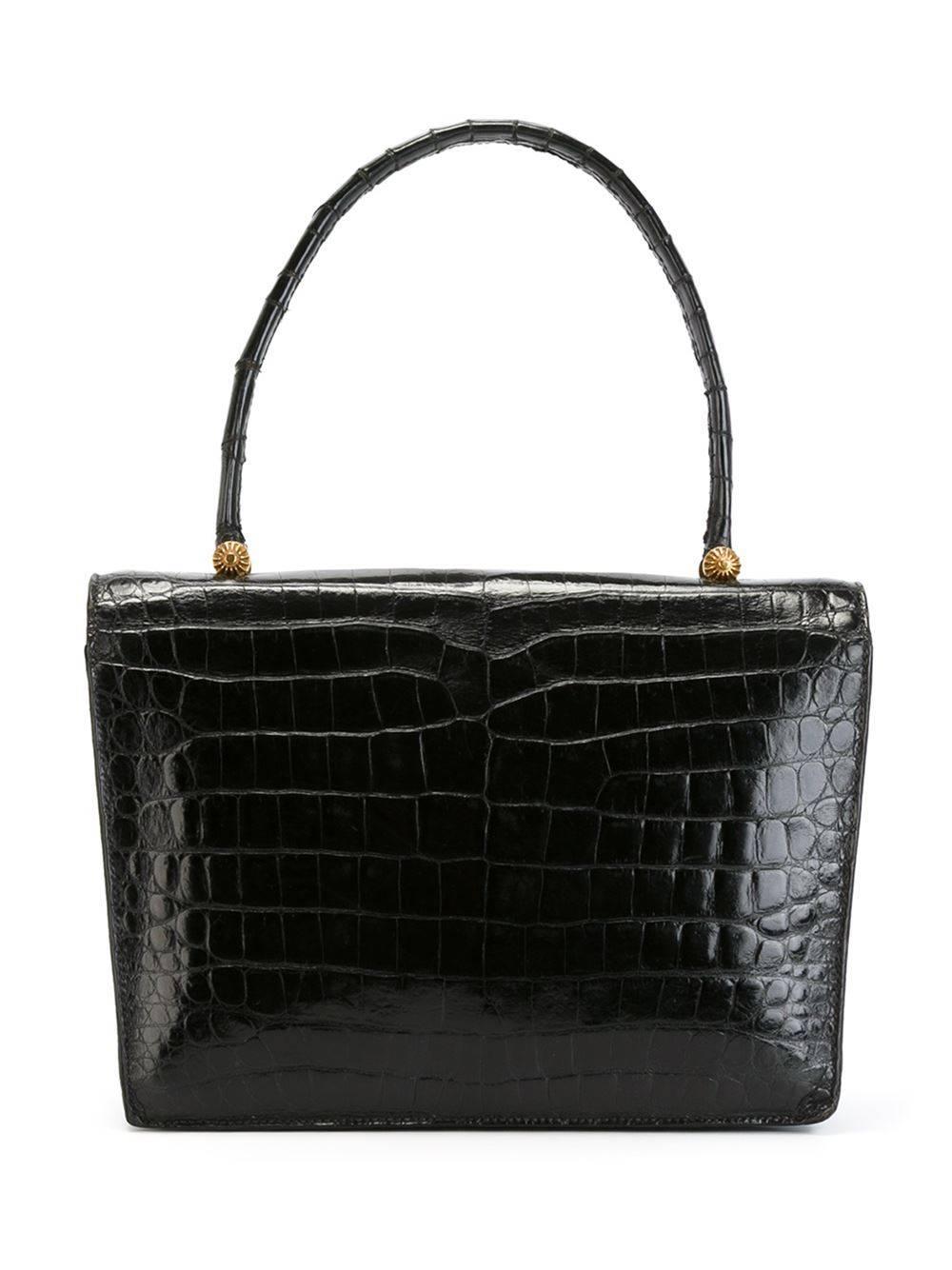 Eine außergewöhnliche Hermès Rarität aus schwarzem Alligatorleder und Kalbslederfutter in hervorragendem Vintage-Zustand. Das Modell Engrenage aus dem Jahr 1953. Wird mit dem Dokument Cites geliefert. Größe: Breite: 24 cm - 9,5 Zoll, Tiefe: 6 cm - 3