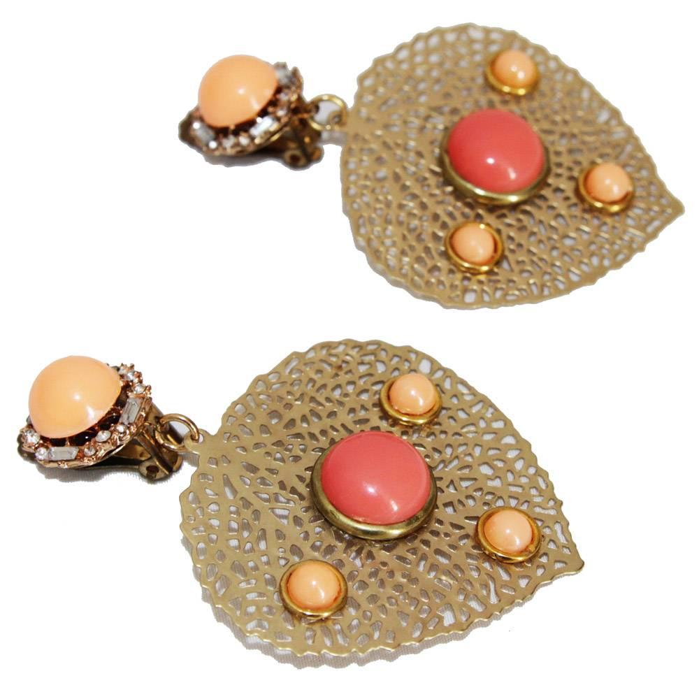 Fun Italian heart earrings. Made of coral resin cabochon, filigrane gilted metal, simulated pearl, unsigned. 

Excellent vintage condition. Size : 7 x 5 cm - 2.8 x 2 in.