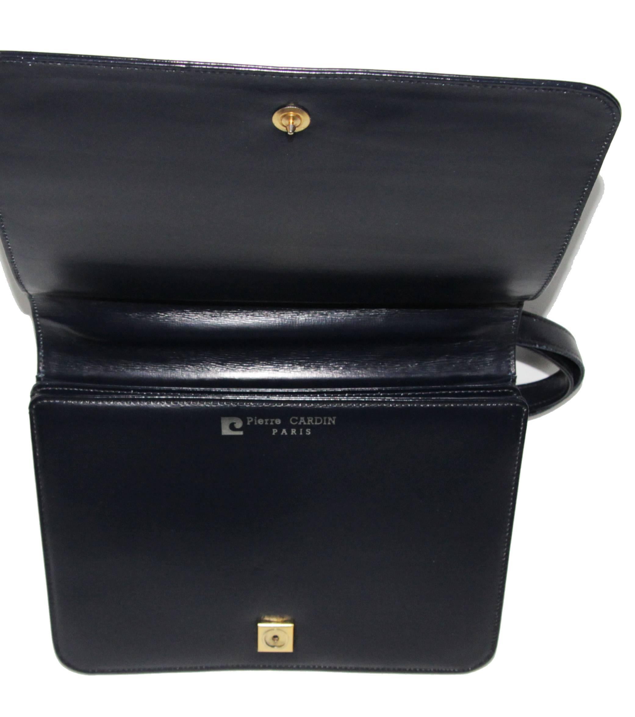 Great & simple Pierre Cardin vintage Handbag made of navy blue leather and gilt metal finishing. c.1960. 

Marked: Pierre Cardin Paris

Size: 24 x 18 x 6 cm - 9.4 x 7.3 x 2 1/3 in. 

Very good vintage condition