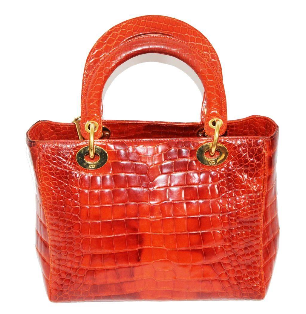 Exceptional Lady Dior orange Medium crocodile leather handbag. Circa 2010. Made of orange crocodile leather, gilt metal hardware.

Marked : Christian Dior Paris. Made in Italy

Size : 25 x 20 x12 cm - 9.8 x 7.9 x 4.7 in. 

Very good vintage