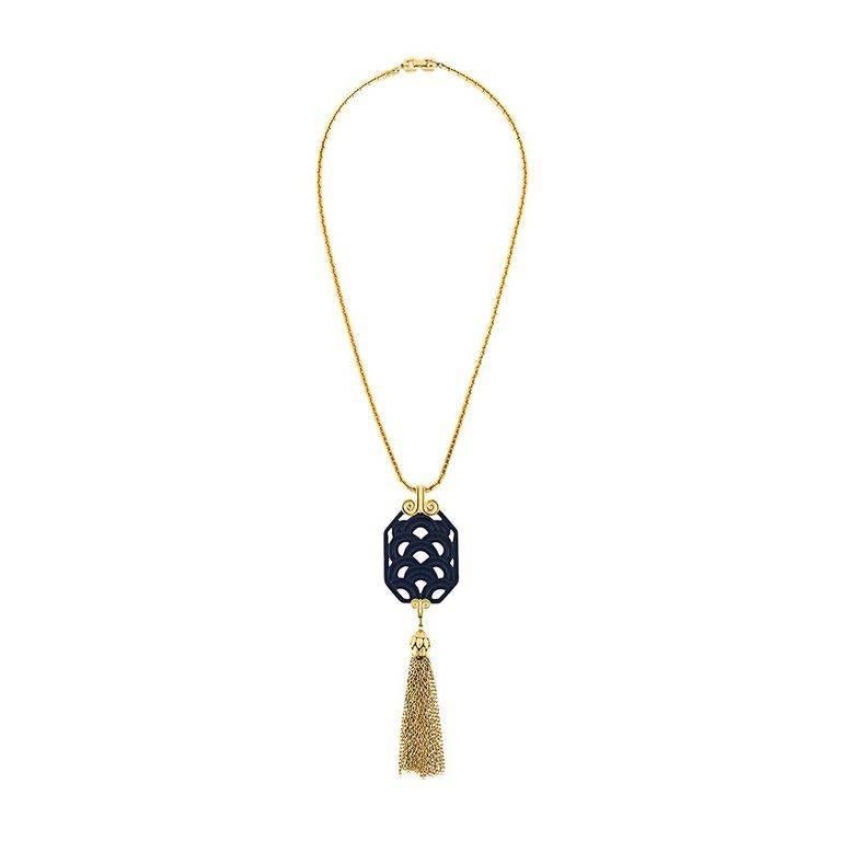 Collectable and beautiful Givenchy 70s tassel necklace. Made of gilt metal and engraved chinese blue resin pendant. 

Marked : Givenchy

Size :  Length: 62 cm - 24.4 in., Width: 4.5 cm - 1.8 in.

Excellent condition.  
