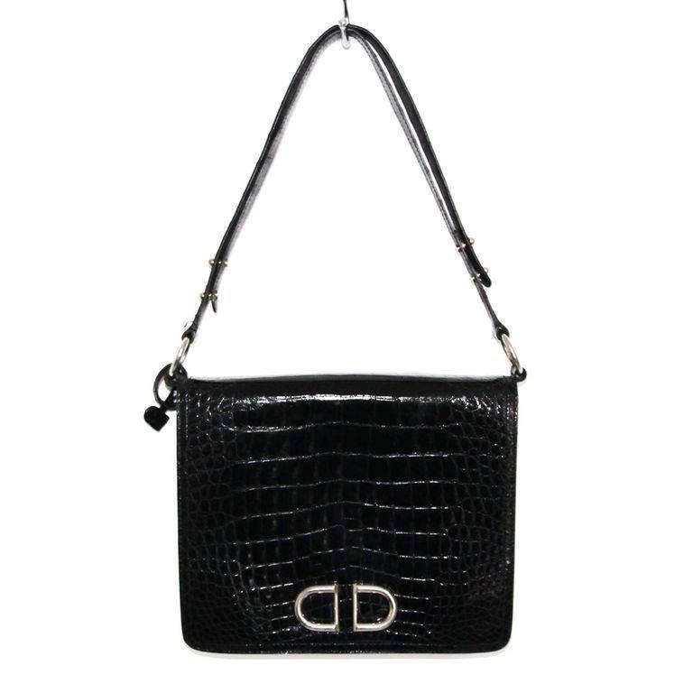 Stunning and collectable Delvaux black vintage crocodile leather bag. Bi-color metal hardware. Key ring inside. 

Marked : Delvaux Modèle Déposé

Size : 23 x 19 x 4 cm - 9 x 7.5 x 1.6 in. Strap : 48 cm - 18.9 in. 

Excellent vintage