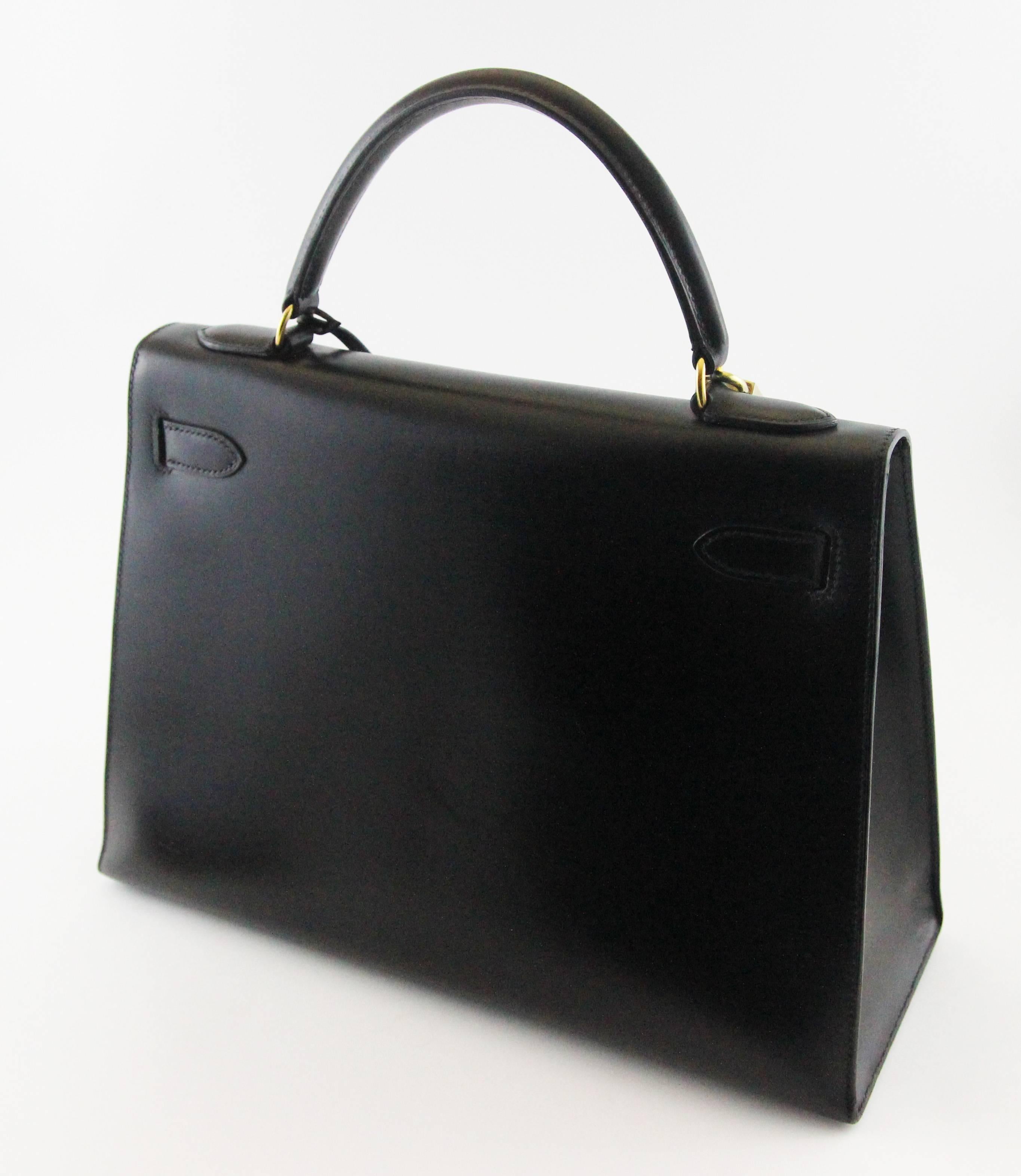 The French elegance, rare Hermes Kelly black box handbag of the 90s, Silver Hardware. With shoulder strap. Gorgeous condition.
Stamp: Hermès Paris Made in France - Letter W in a circle - 1993
Size: 32 cm 

Delivered with Hermes Dustbag, box and