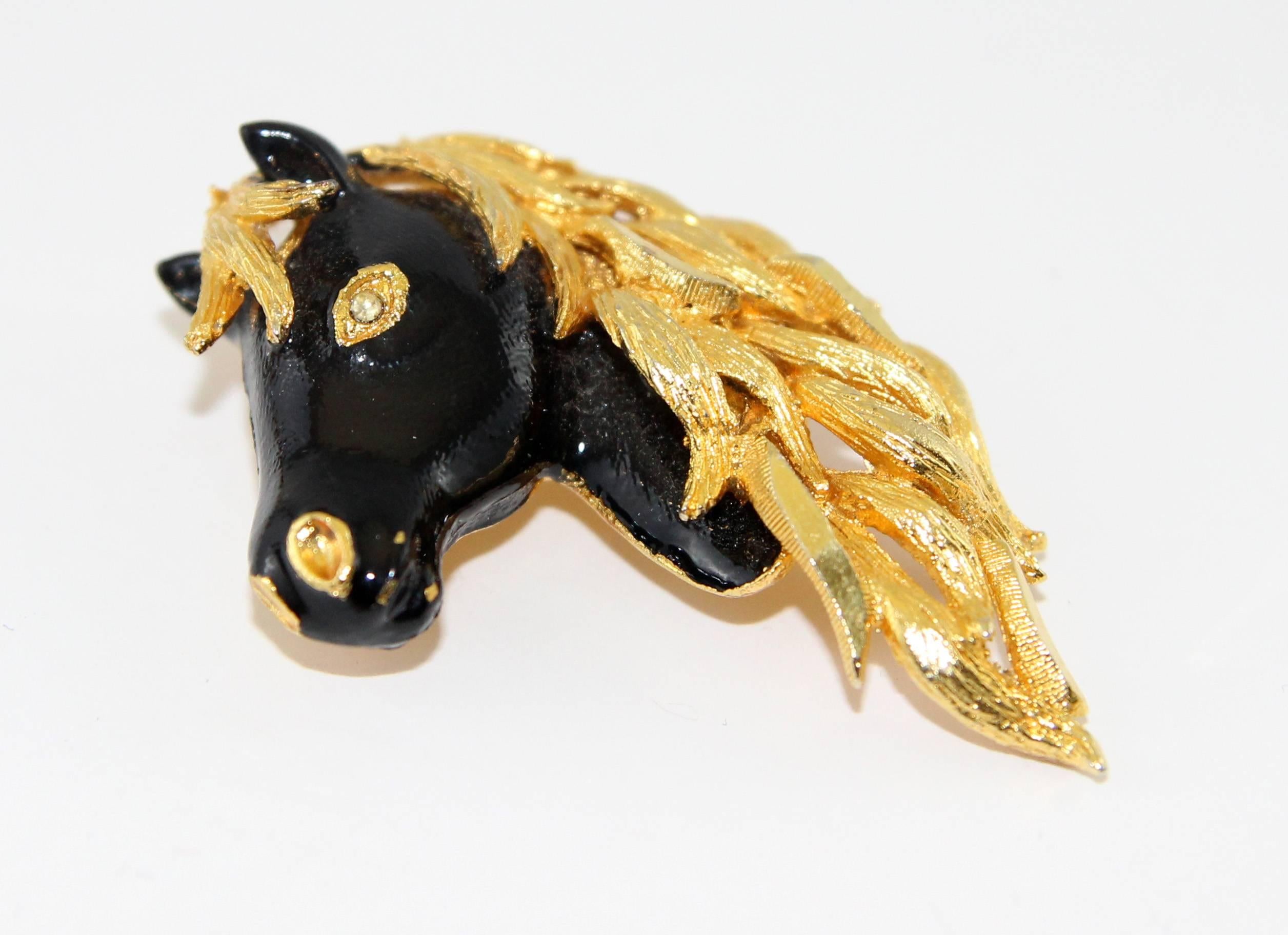 Made of black enamel, crystal stone and gold plated metal. 

Size: 5.5 x 3.5 cm

Excellent vintage condition