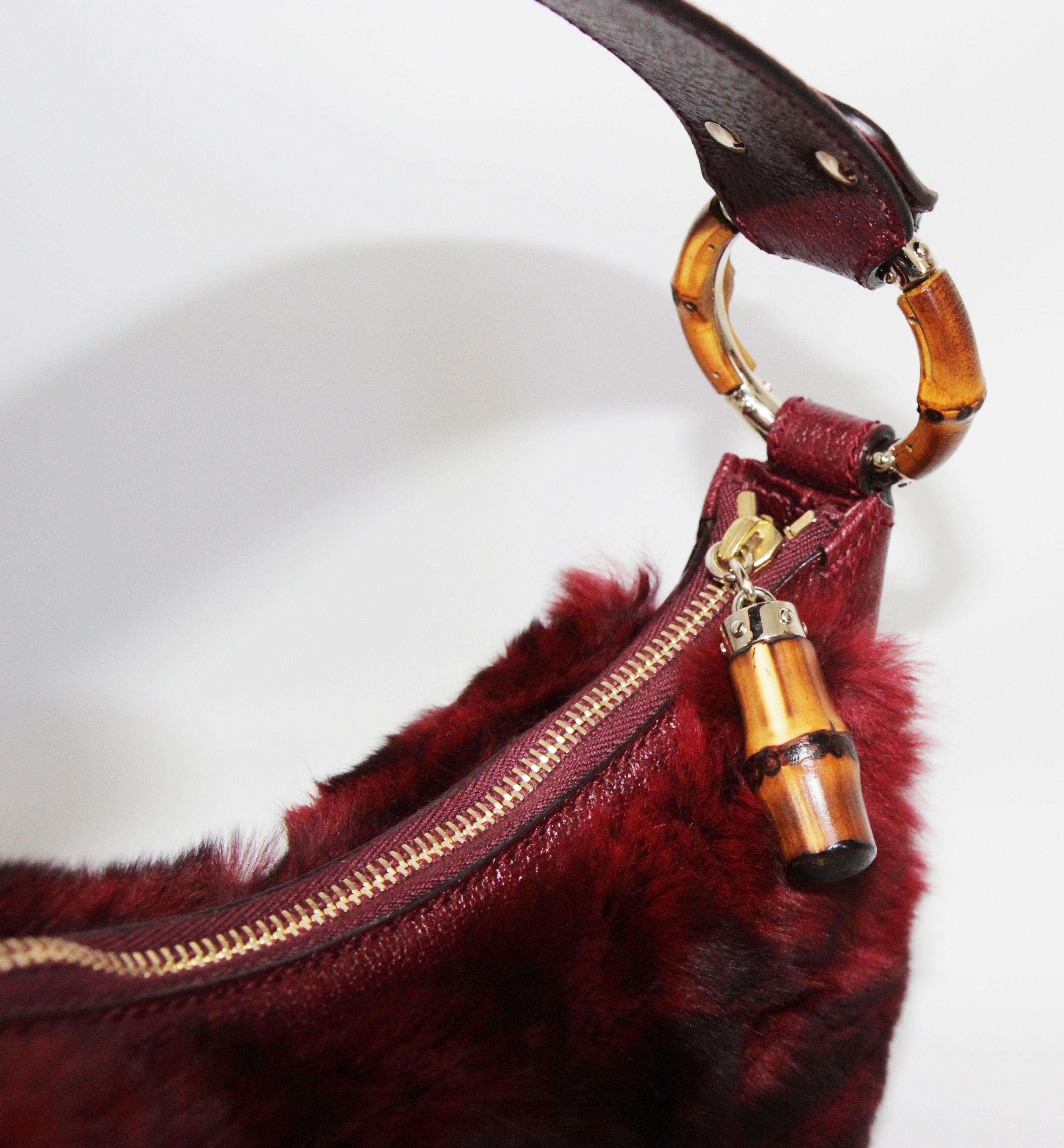 We looooove !!!! Rare and gorgeous Gucci burgundy fur handbag. Made of rabbit fur, leather and bamboo. 

Size : 26 x 18 cm - 10 x 7 in. 

Marked : Gucci Made in Italy.

Excellent condition (never used), with orginal dustbag.