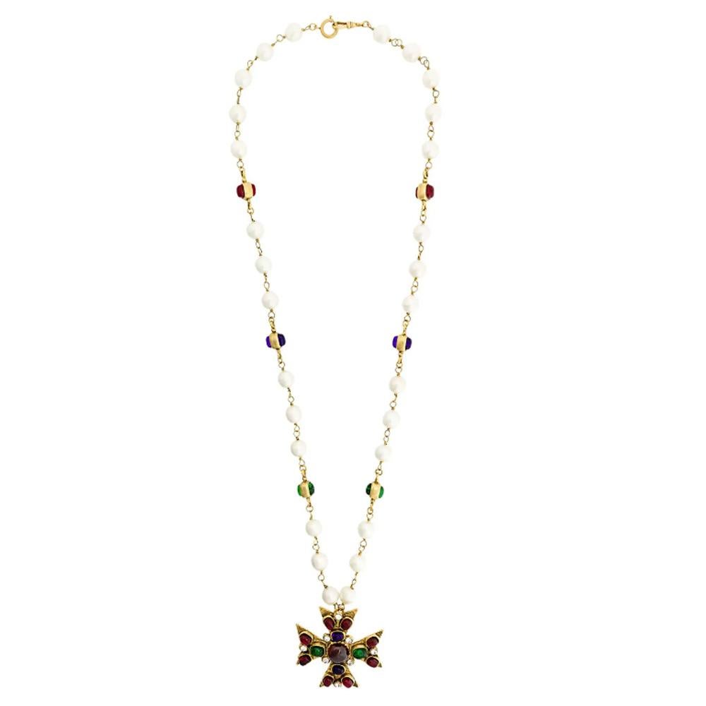 Just divine !!! gorgeous and in excellent condition. A rare Chanel find and representing the Chanel cross universe. 
Made of simulated pearls, multi-colored gripoix (paste glass) cabochons, gold plated metal. 

Size: Cross: 6 cm
Total length: 90