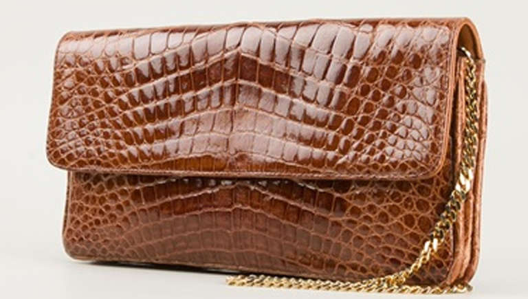 Just unique & gorgeous 'gold' crocodile leather clutch bag of the 70s. Brown leather lining. Beautiful gold chain shoulder strap. Size: 27.5 x 13.5 cm - 10.8 x 5.3 in. Excellent vintage condition.