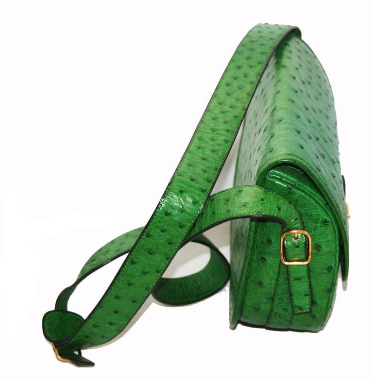 Just gorgeous and so unique Vintage Hermes Golf handbag. In Excellent condition. Exceptional Green Ostrich leather and gold hardware finishing. Marked: Hermès Paris. Size: 24 x 18 x 7.5 cm - 9.5 x 7.1 x 3 in. Shoulder strap: 110 cm - 43.3 in.