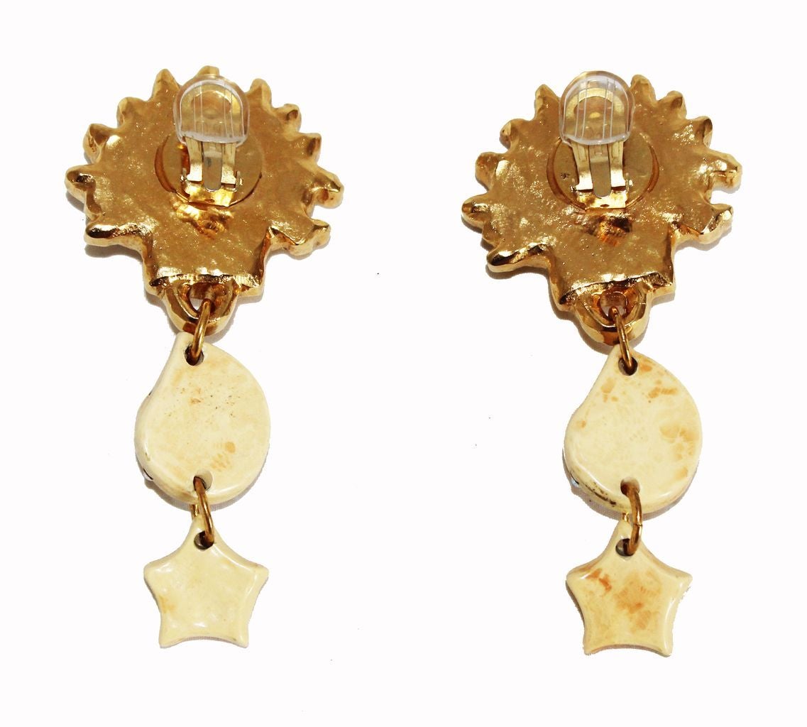 French Couture Shell Earrings of the 80s - made of resin and crystal stones. Excellent vintage condition - Size : Length : 9.3 cm - 3.7 in.