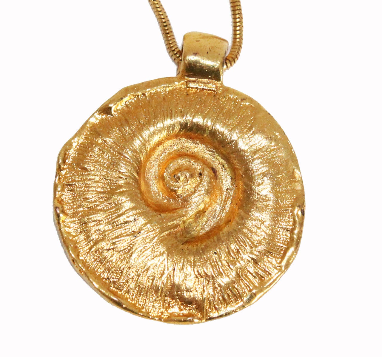 Simple and so beautiful shell pendant of YSL made by Robert Goossens in the 80s. Made of gilt metal. In excellent vintage condition. Size: Pendant diameter: 5.5 cm - 2.1 in, lenght of chain: 65 cm - 25.6 in. Marked: Yves Saint Laurent Made in