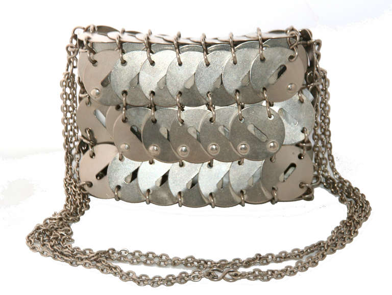 Rare and iconic metal bag of Paco Rabanne in excellent vintage condition, 1968. Museum & published Piece! Assembly of openwork metal plates.
Measurements: 32 x 17 x 12 cm - 12 3/5 x 6 7/10 x 4 3/4 in.