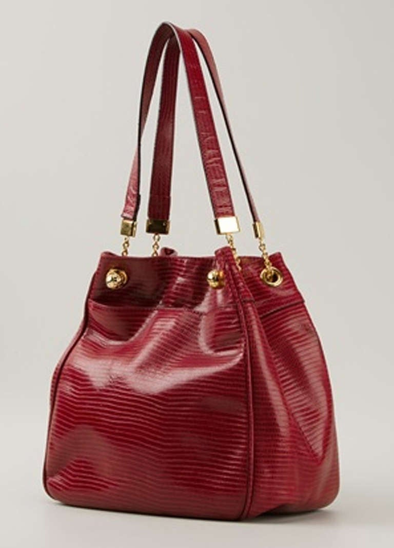 Gorgeous Burgundy Bottega Veneta leather lizard tote bag featuring top handles, a magnetic fastening and gold-tone Intrecciato ball finishing. Excellent vintage condition. Size: 26 x 23 x 14 cm - 10 1/4 x 9 x 5.5 in. Bottega Veneta Made in Italy.