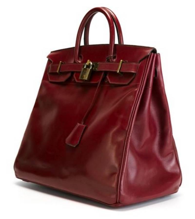 Rare and stunning Hermès Haut-à-courroie Handbag, Burgundy leather (Red Hermès), gold patinated hardware. Marked: Hermès Paris. Late 50s. Size: 41 x 37 x 24 cm - 16.2 x 14.6 x 9.5 in. Very good condition. 
