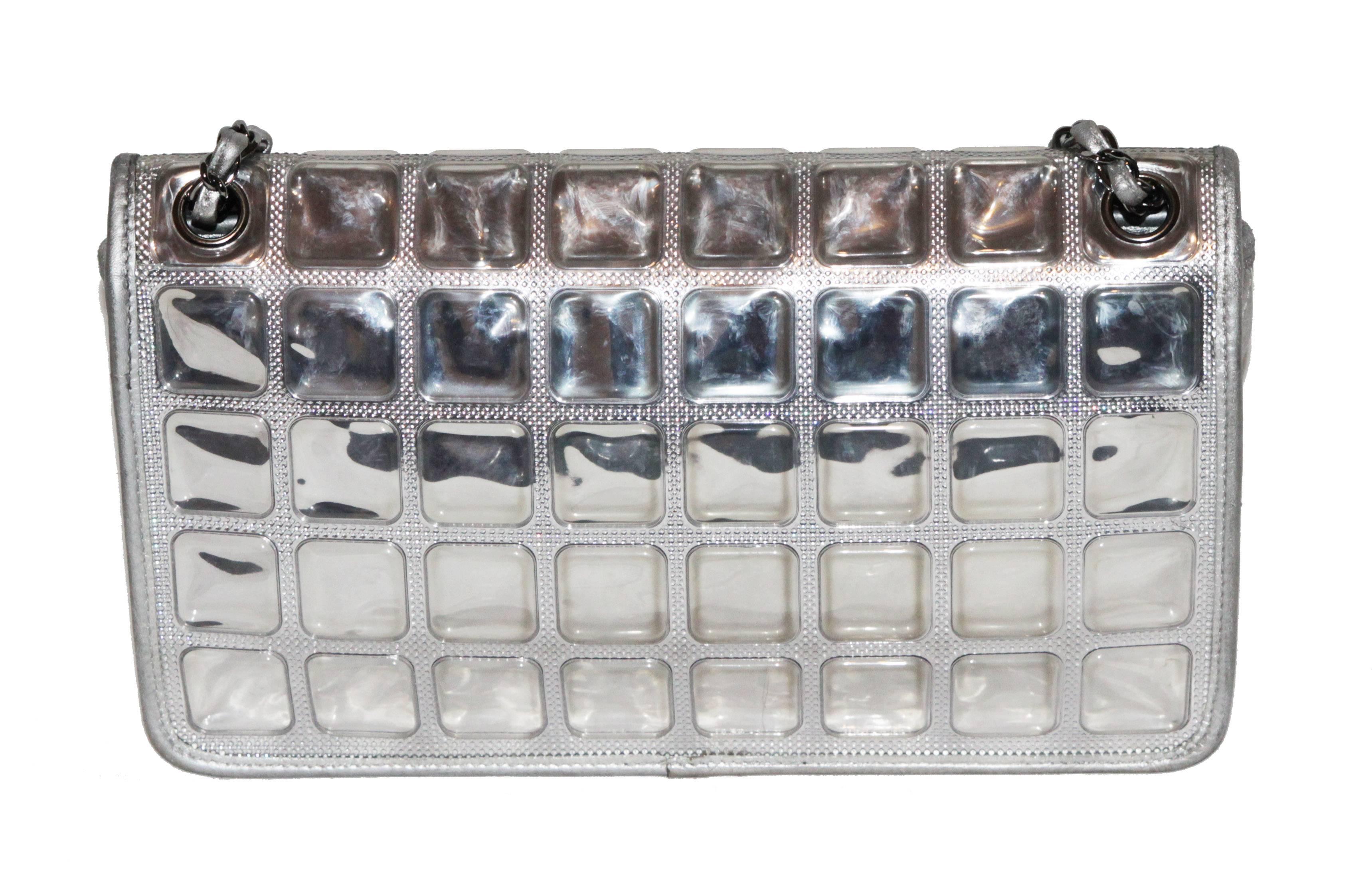 Great Chanel limited edition, the perfect party handbag ! Marked : Chanel made in Italy. Serial number : 11908995. 2007-2008 Collection. Silver quilted calf leather. Miror effect. Gourmette and leather chain. Silver hardware finishing. Size : 29.5 x