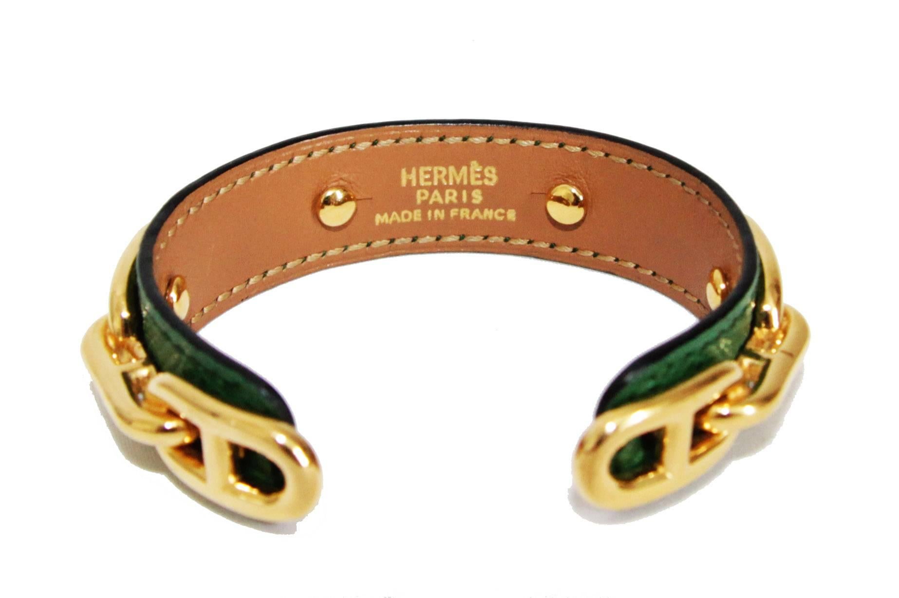 Great Hermès Vintage green leather cuff. c.1980. Made in green calf Courchevel leather featuring gold-tone anchor detailing. Marked : Hermès Paris Made in France.

Excellent vintage condition. Size : 5 x 6 x 1.6 cm - 2 x 2.4 x 0.6 in.