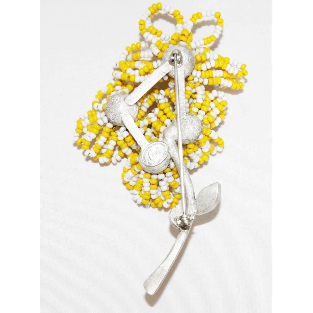 Yellow and white pearls and metal flower motif brooch from Christian Lacroix Vintage made of Murano glass, crystal stones. Just Amazing & collectable! Marked : Christian Lacroix made in France. Circa 1990. 

Excellent vintage condition. Size : 10