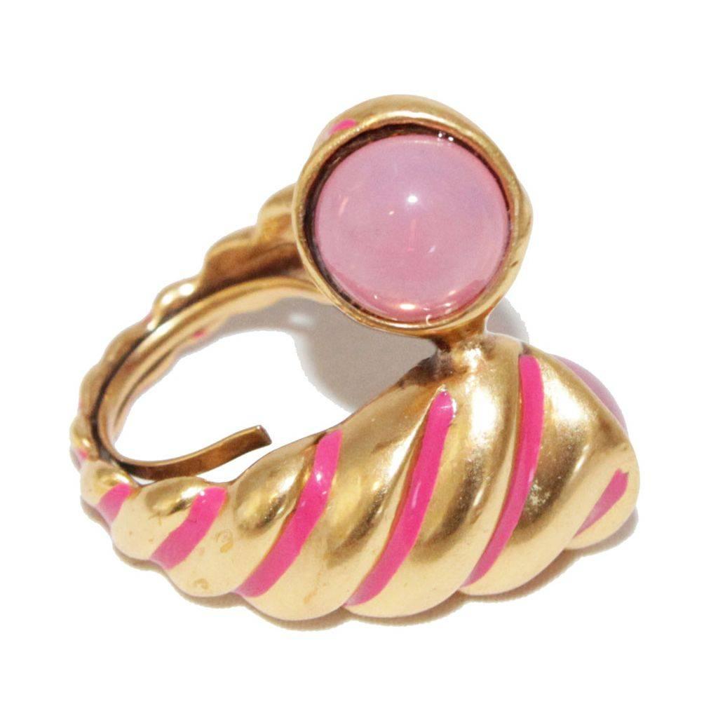 Just love! Impressive Oscar De La Renta Vintage twisted ring. Made of gilt metal and pink glass cabochon. Made in USA. Circa 1990. Marked : Oscar de la Renta Made un USA

Excellent vintage condition. Adjustable size. 