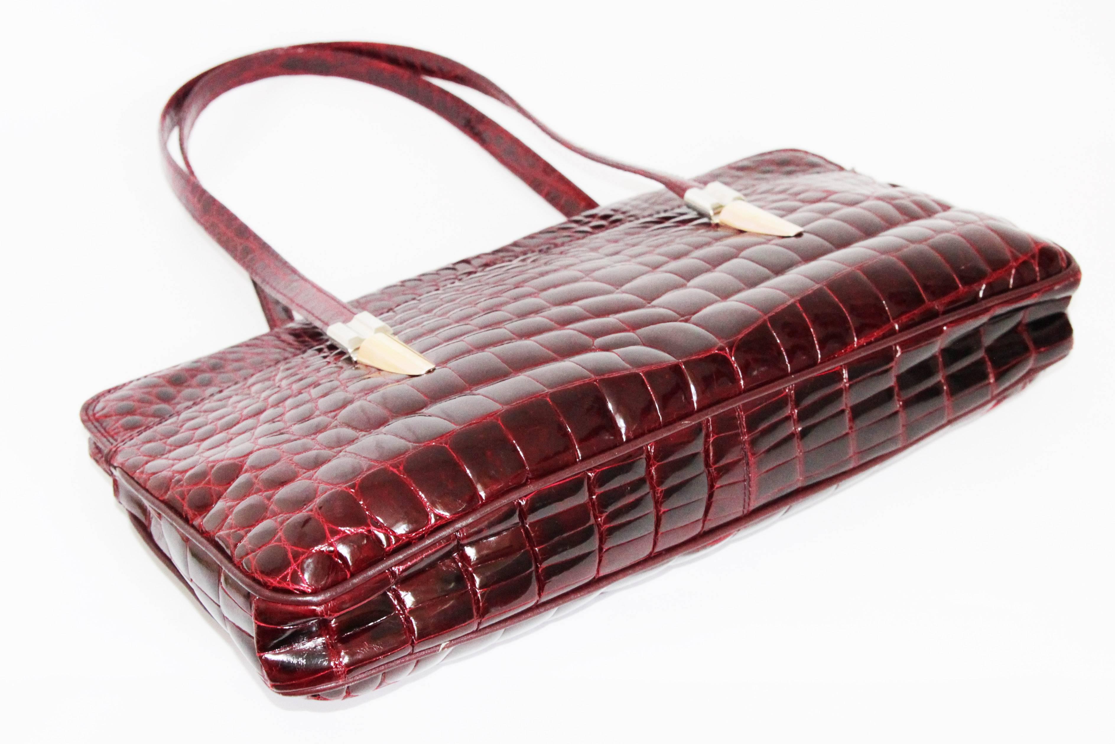Exceptional & large burgundy crocodile leather handbag made by Colombo Italy, bi-color hardware finishing. Fabulous quality & very pratical size, shoulder. Excellent condition. Size: 39.5 x 22 x 6 cm - 15.5 x 8 2/3 x 2 1/3 in. 