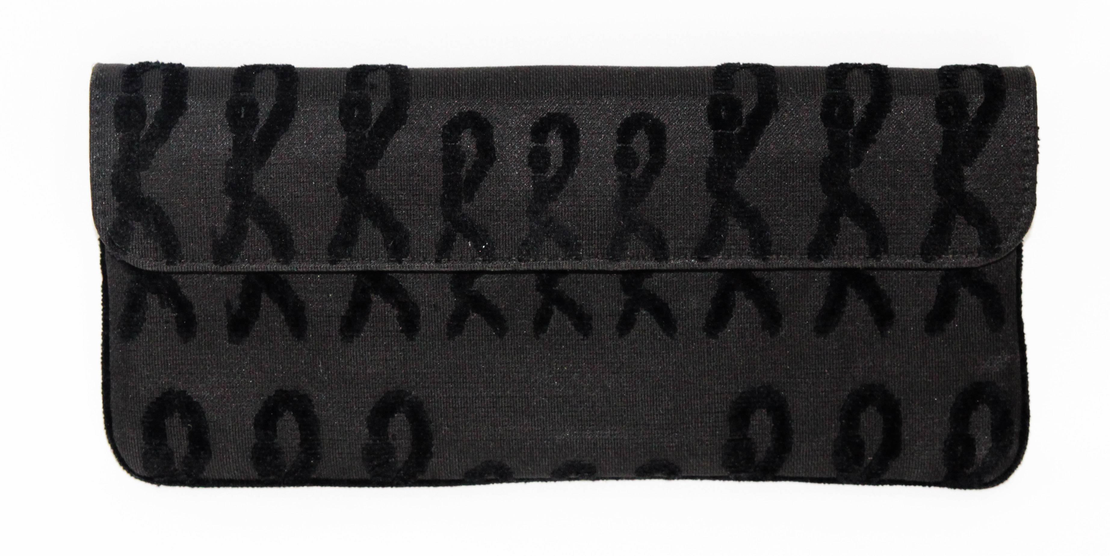 Stunning & collectable piece of Roberta di Camerino. Black velvet clutch/purse embellished by a double horses' handle on the back side. Black leather lining. c.1970. Excellent vintage condition. Read more about Roberta di Camerino on the blog. Size: