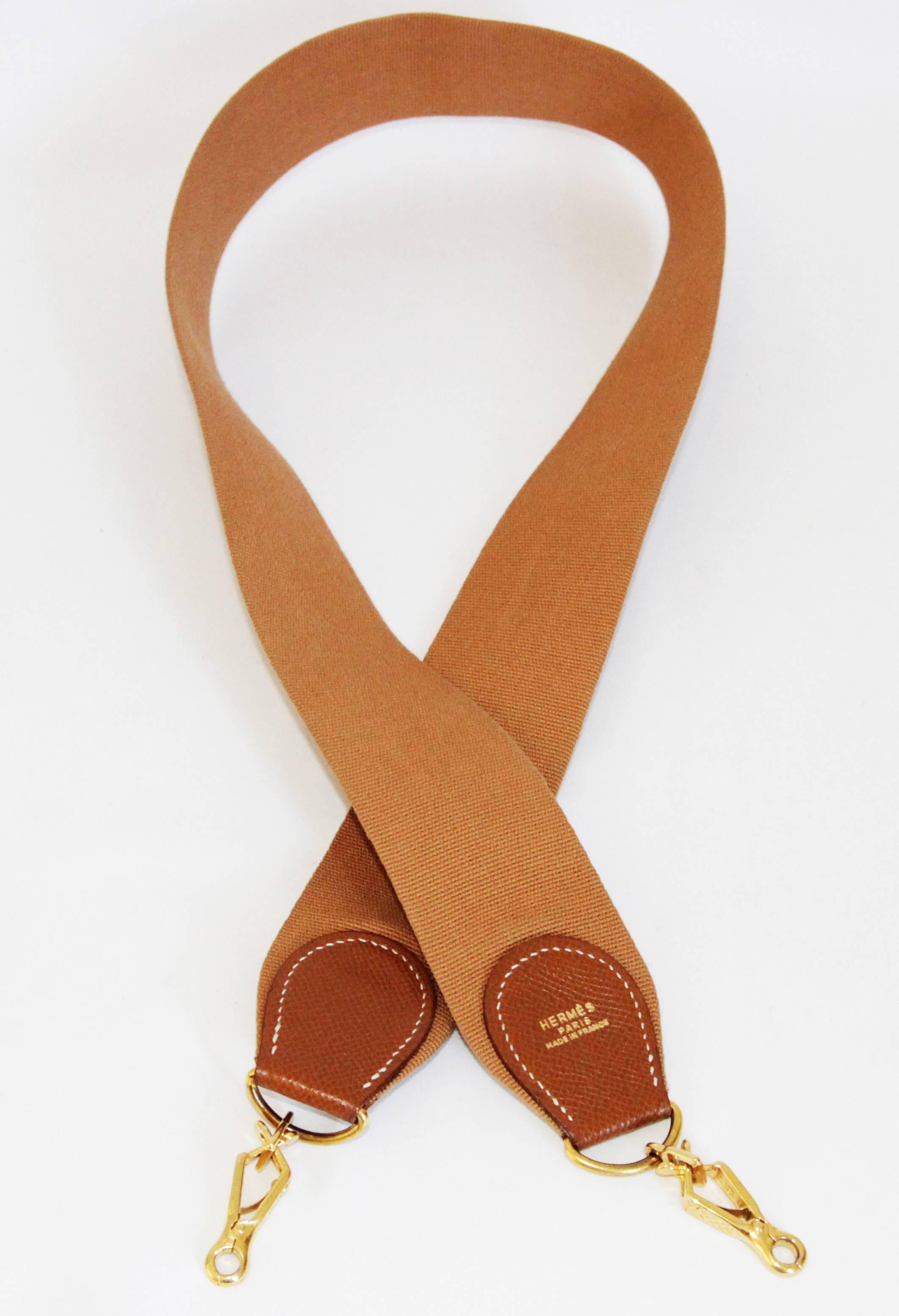 Timeless & very pratical Hermès Vintage shoulder strap. Made of fabric & leather. To give a more sports look to all your kelly's! 
Size: lenght: 97 cm - 38.2 in. width: 5 cm - 2 in, Marked: Hermès Paris Made in France. Excellent condition