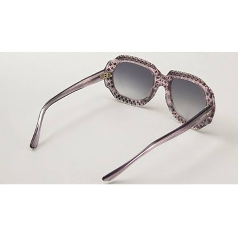 Rare & very glamour 70s Emilio Pucci Vintage sunglasses, light purple, crystal embellishment. 

Size: bridge width: 20 millimetres, lens diameter: 50 millimetres, arm length: 132 millimetres

Marked: Emilio Pucci

Excellent
