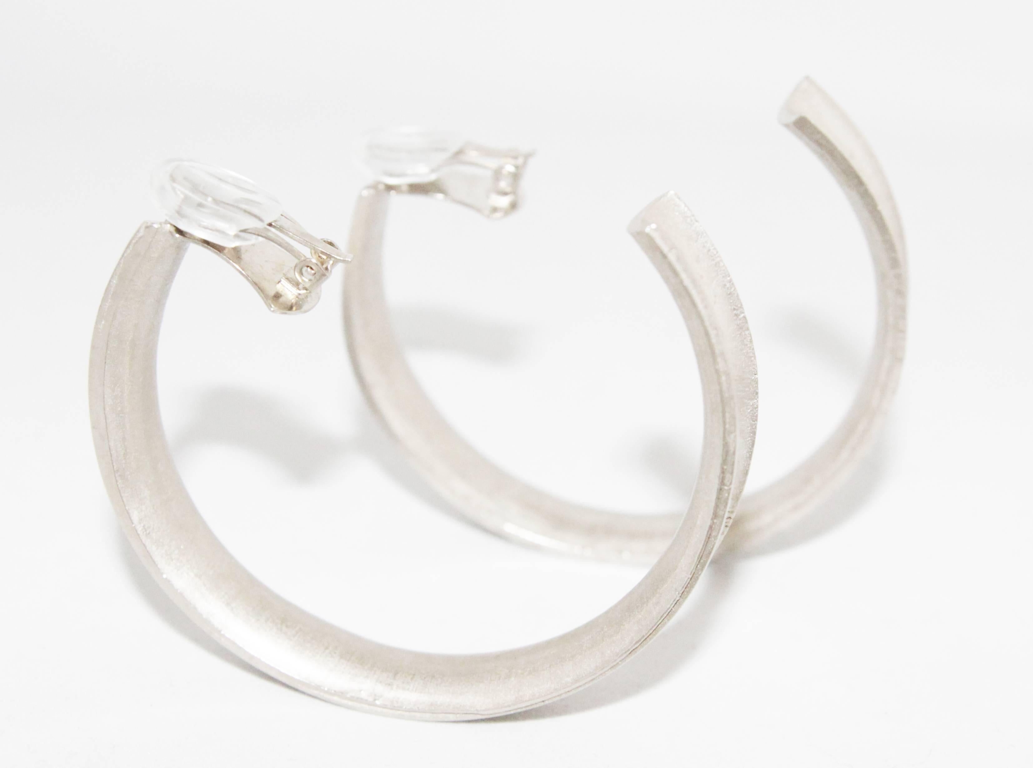 Krizia silver loop earrings 80s In Excellent Condition For Sale In Verviers, BE