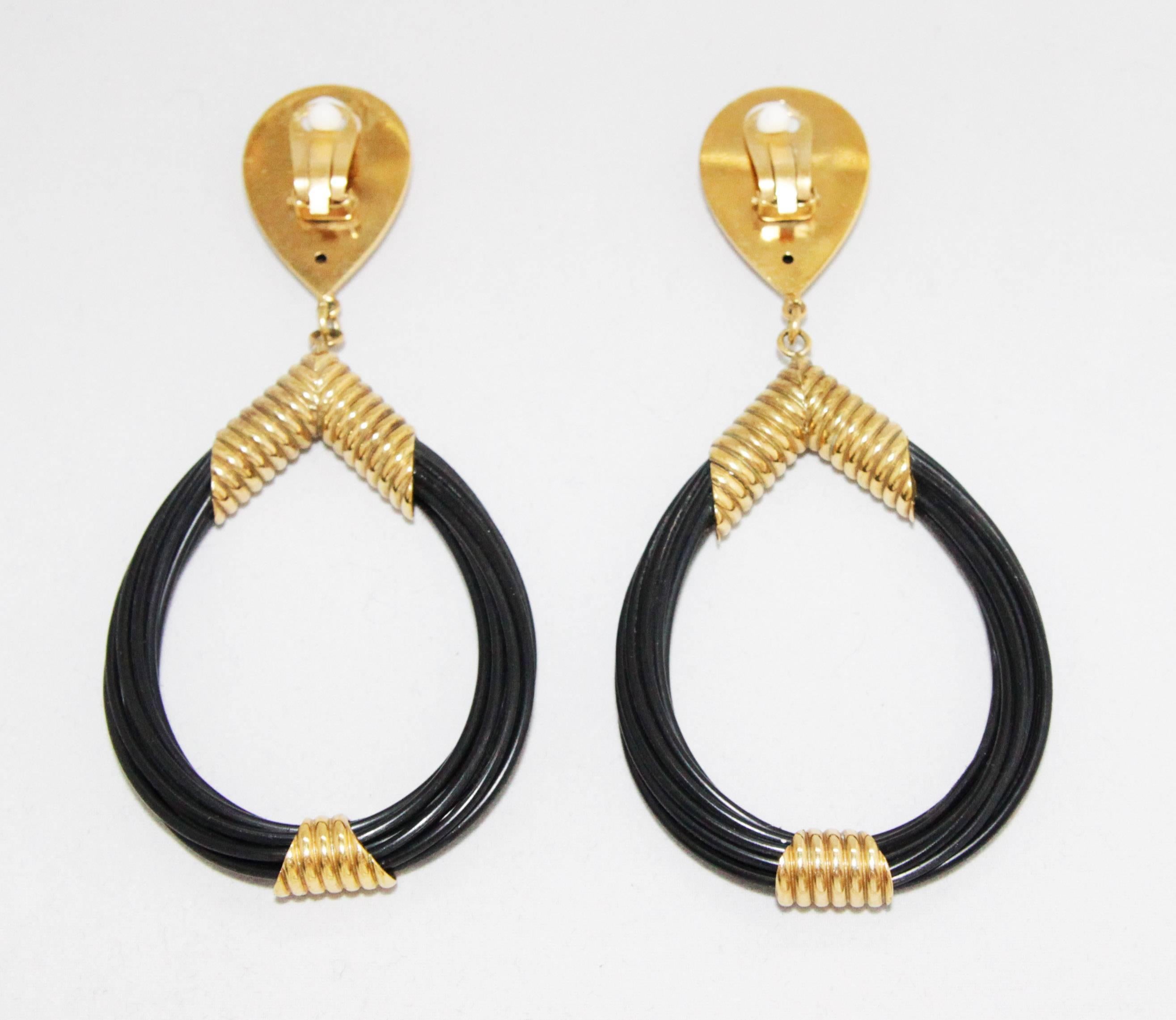 Impressive & light french 70s vintage earrings. In the style of hair of elephant jewels. Made of a twisted black resin and gilt metal. 
Size: 11 x 5.5 cm - 4 1/3 x 2 1/6 in. 
Excellent vintage condition