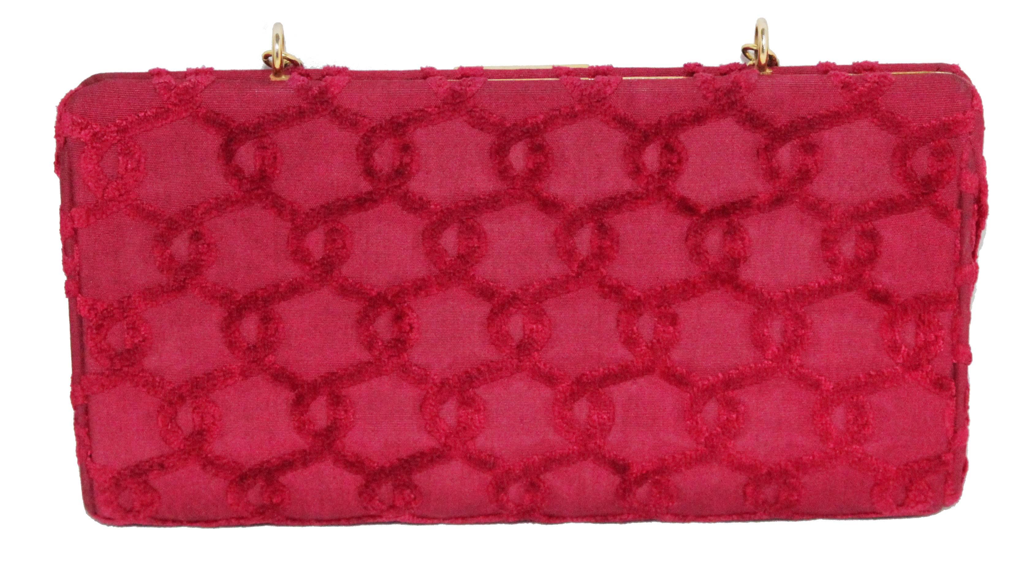 Beautiful pink Roberta di Camerino vintage clutch/bag! Made in pink/fushia velvet,  leather lining and gilt metal hardware. Gorgeous 'R' shoulder strap.  

Size : 27 x 15 x 4 cm - 10. 6 x 6 x 1.6 in.

Marked : Made in Italy by