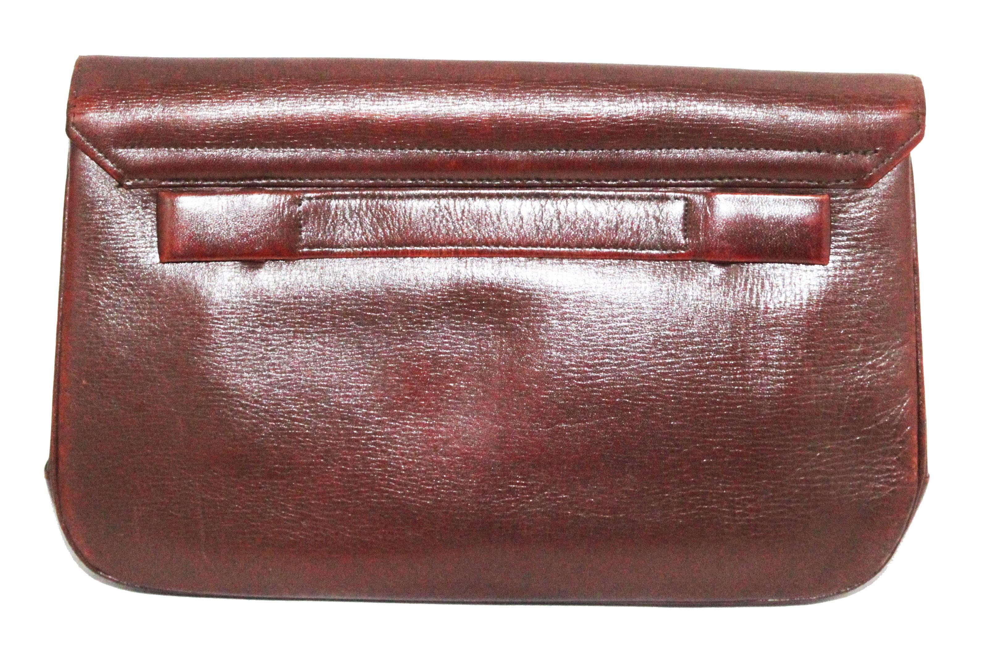 Stylish & unique design for this 40s brown leather clutch. Made of leather, fabric lining. 

Size : 26 x 15 cm - 10.2 x 6 in. 

Excellent vintage condition.  