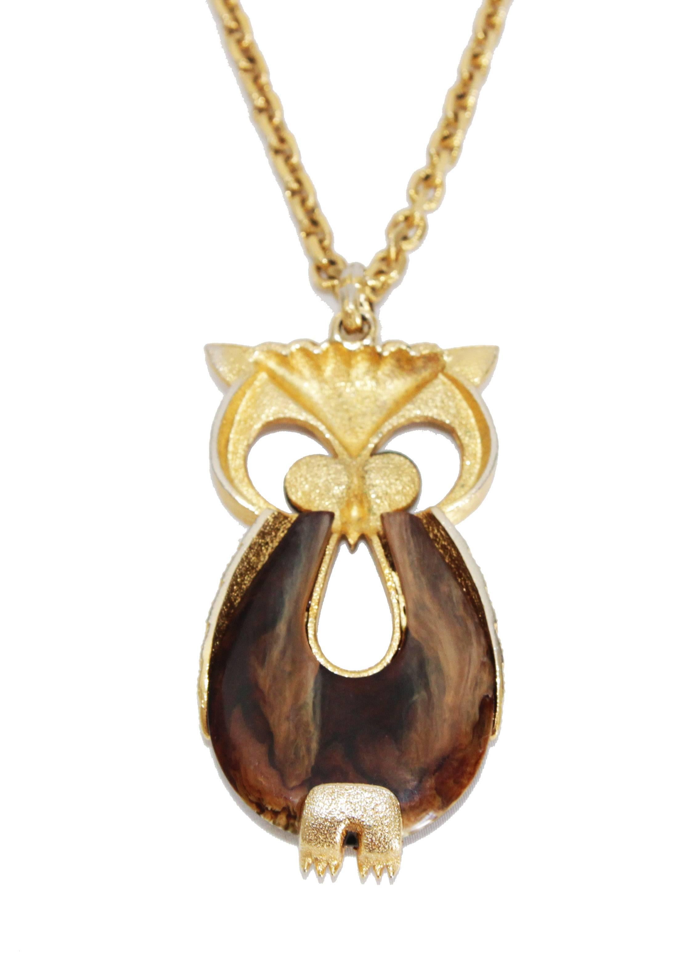 Funny owl necklace of the 70s. Made of gilt metal & amber glass. 

Size : Length : 60 cm - 23.6 in. Pendant : 8 x 4 cm - 3 x 1.6 in.

Excellent vintage condition. 