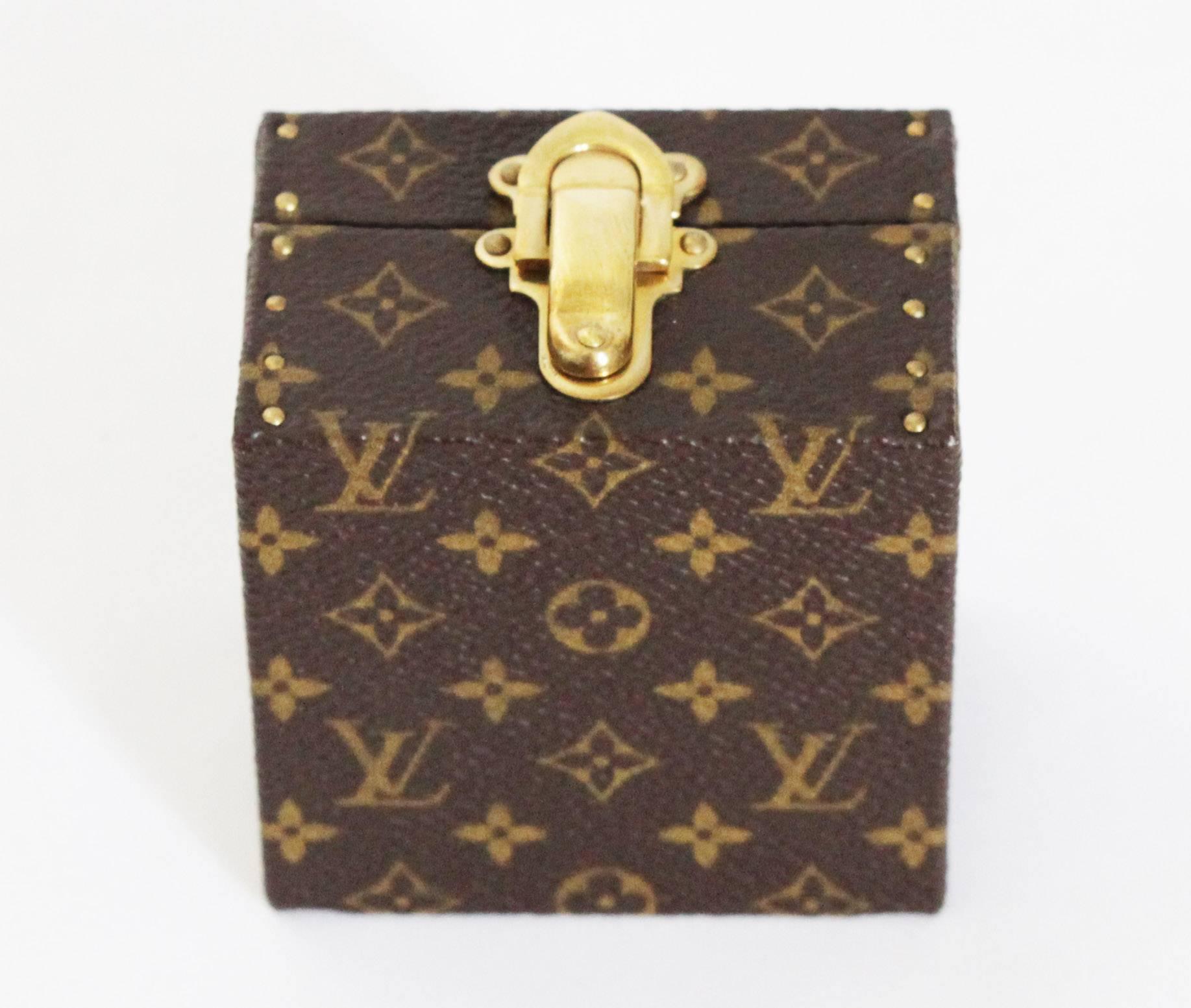 Hard to find Louis Vuitton Jewelry box. 
Excellent condition. 
Size: 6.5 x 6.5 x 4.5 cm - 2.6 x 2.6 x 1 3/4 in.