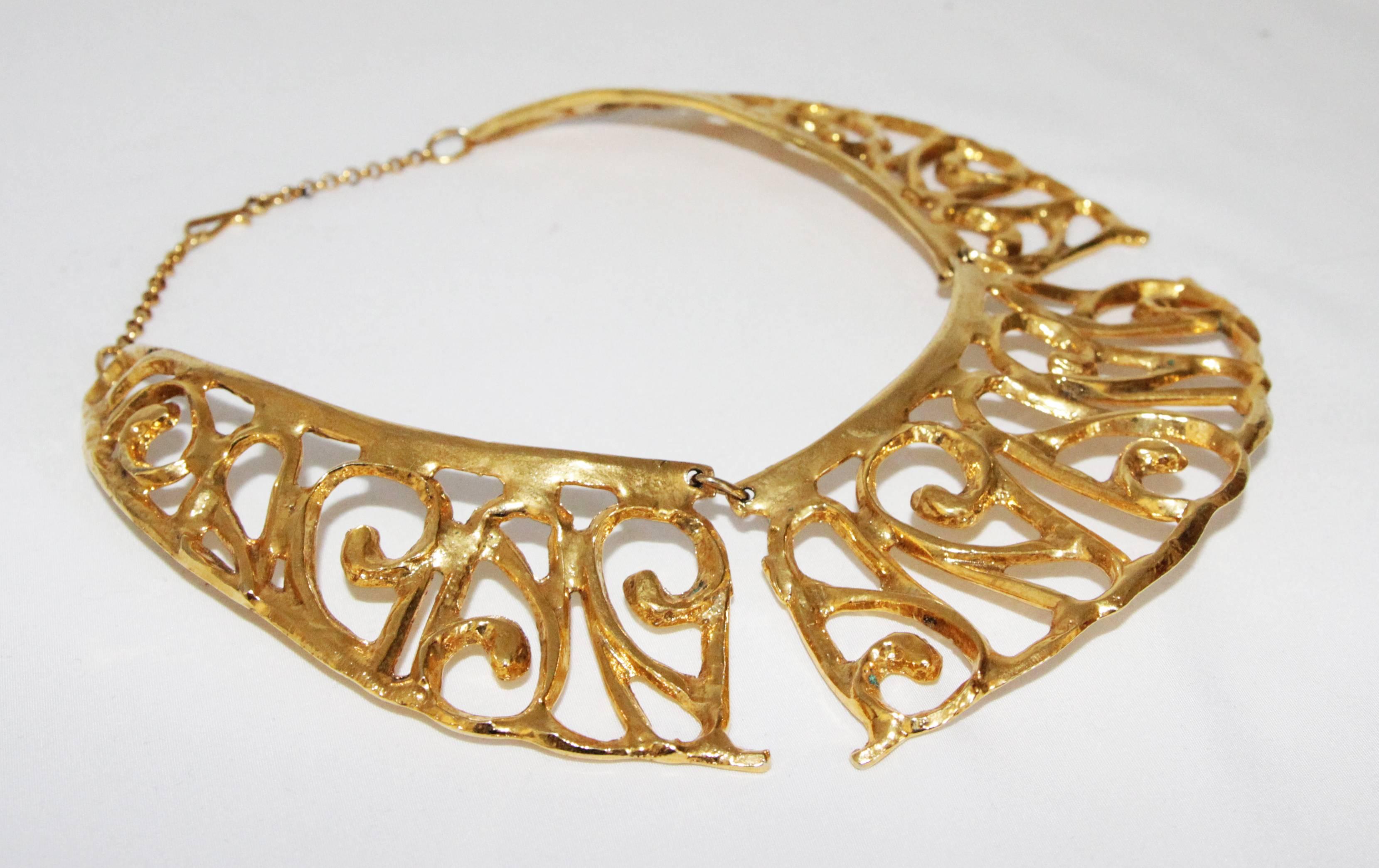 Unique & gorgeous Arabesque French vintage couture necklace of the 80s. A statement piece. Made of gilt metal. 

Size : 42 x 5 cm - 16.5 x 2 in. Adjustable clasp. 

Excellent vintage condition.  