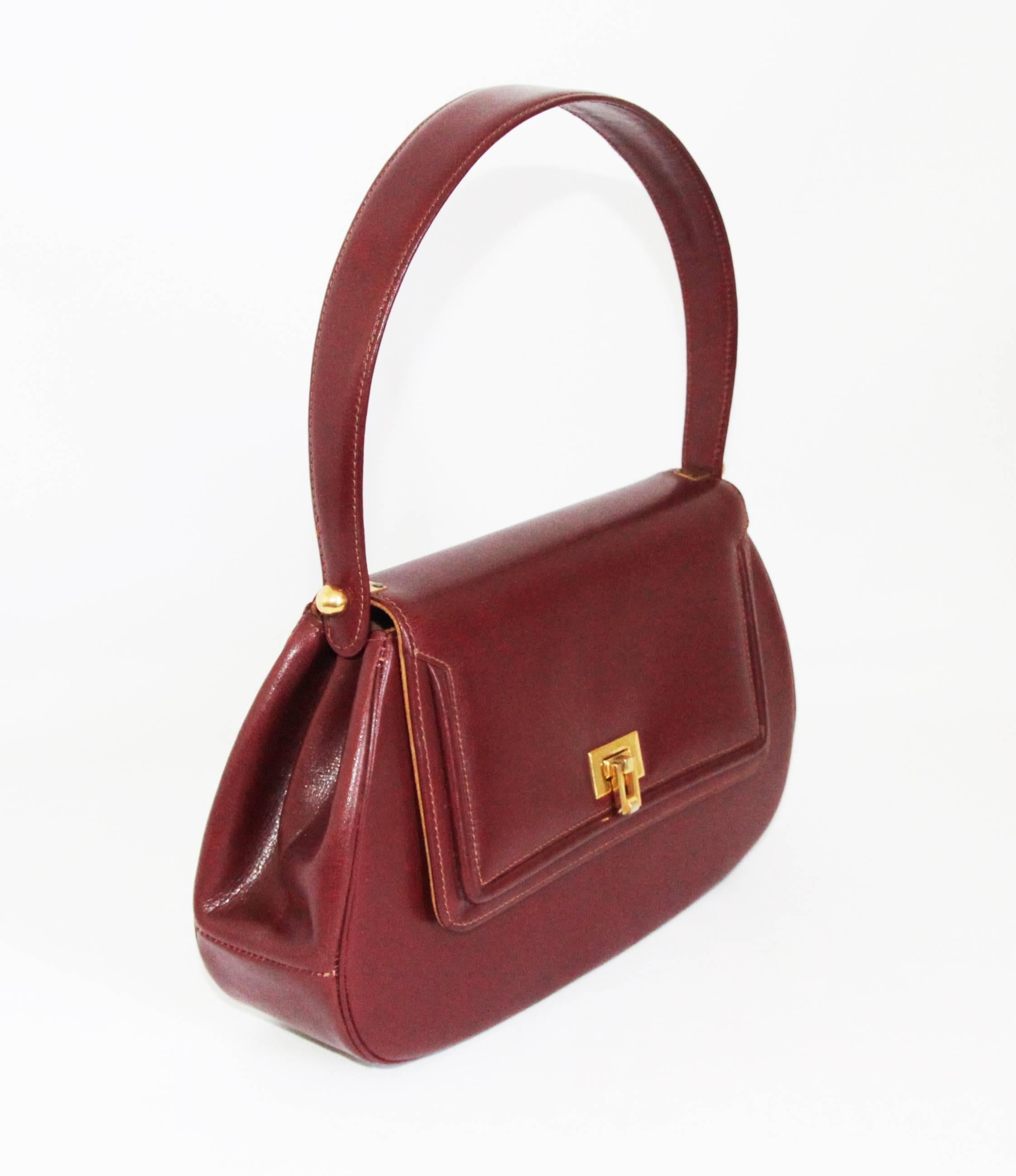 New look 50s burgundy box leather handbag. Suede lining. Rare and in exceptional condition. 

Size: 26 x 15 x 6 cm - 10 1/4 x 5.9 x 2 1/3 in. 

Excellent vintage condition (excellent leather condition). 