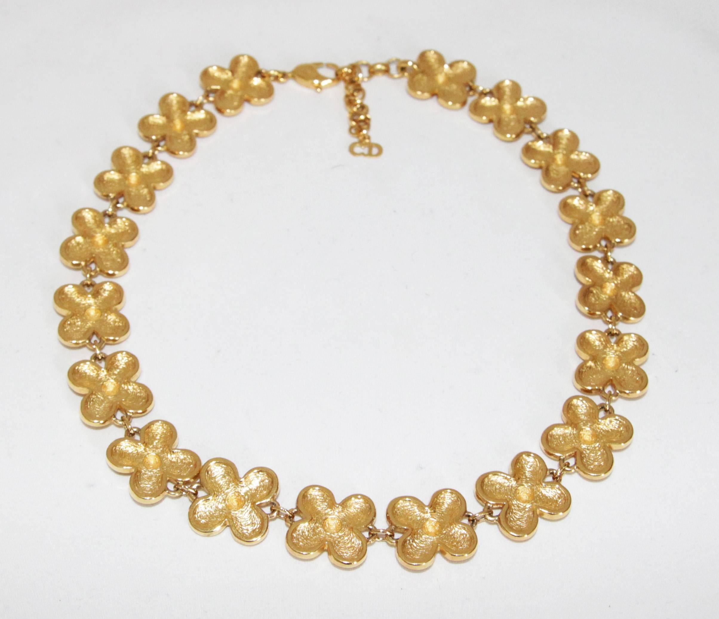 Very delicate Christian Dior vintage flowers necklace, circa 1980. Made of gilt metal. 

Marked : CD logo Chr. Dior Germany

Size : 47 x 2 cm - 18.5 x 0.8 in.

Excellent vintage condition