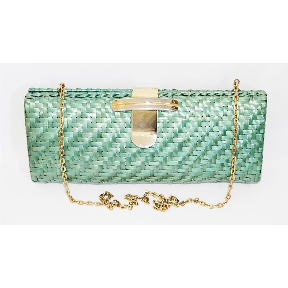Fabulous color for this Rodo vintage clutch/handbag of the 80s. Turquoise lining. Shoulder strap. 

Marked : Rodo Italy

Size : 28 x 13 x 5 cm - 11 x 5.1 x 2 in.

Excellent vintage condition