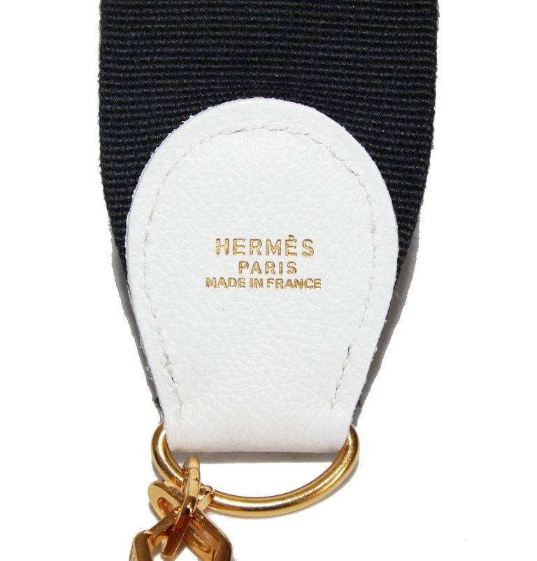 Great Hermes black & white shoulder strap. Made of white leather, black canvas and gilt metal hardware. 

Marked : Hermès Paris Made in France

Size : length : 103cm, width : 5 cm

Excellent condition