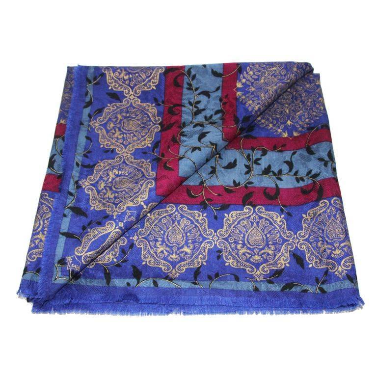 Beautiful Emanuel Ungaro floral baroque scarf of the 80s. Made of blue, black and fuschia silk and wool. 

Marked : Emanuel Ungaro

Size : 140 x 140 cm - 55 x 55 in. 

Excellent vintage condition

 