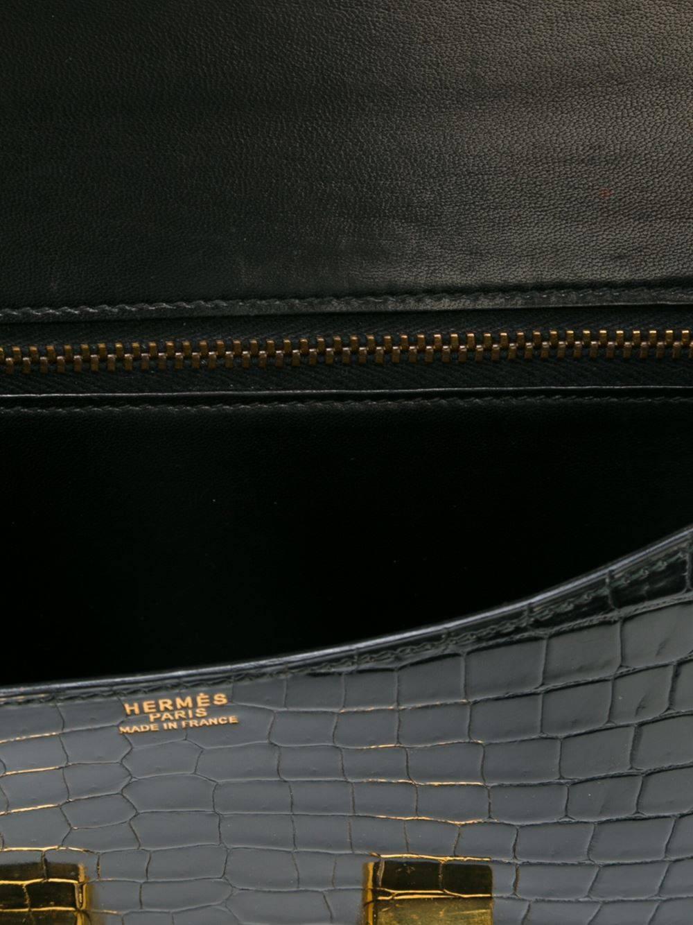 Stunning Hermès constance handbag of 1975 in exceptional condition. Made of black porosus crocodile leather and gold hardware finishing. 

Marked : Hermès Paris Made in France

Size :  17 x 23 x 4 cm - 6.7 x 9 x 1.6 in.  Strap: 75 cm - 29.2