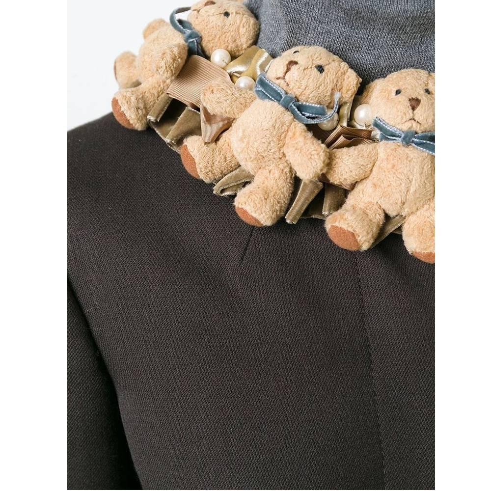 Incredible, fun and collectable Moschino teddy bear collar coat of 2011 ! Made of brown and beige virgin wool blend. 

Size : French 38. 
bust: 100 cm - 39.4 in., waist: 92 cm - 36.2 in., sleeve length: 56 cm - 22 in., shoulder: 40 cm - 15.7 in.