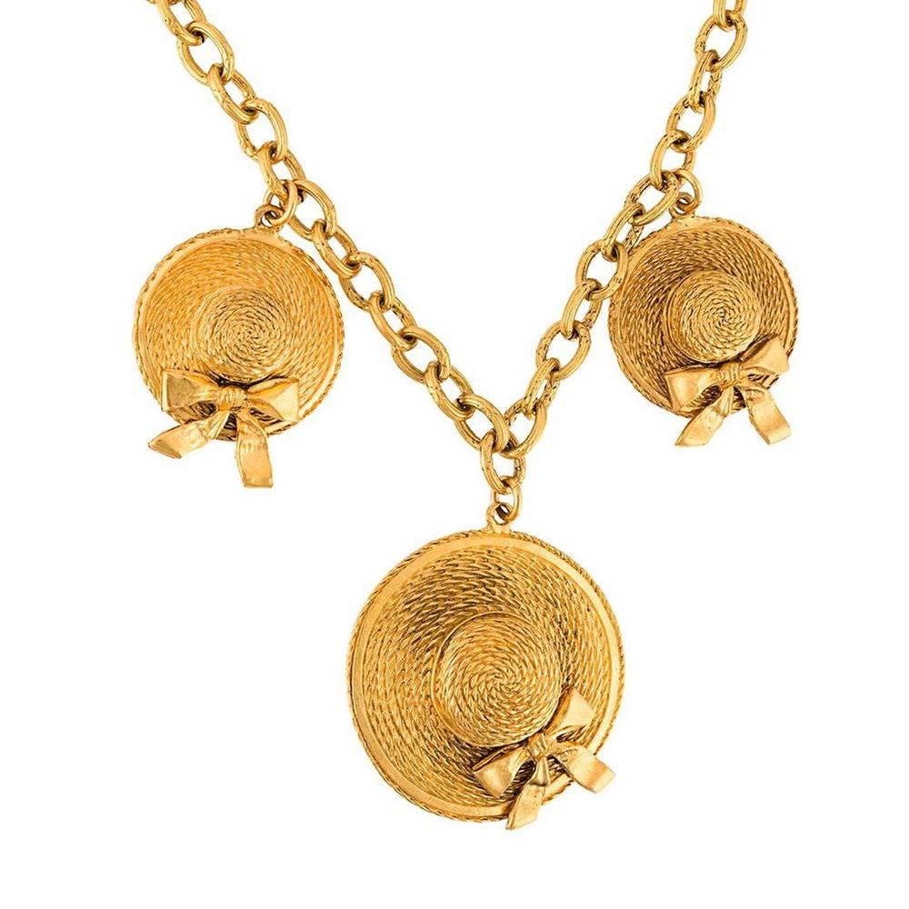 Fun and collectable chanel vintage hats necklace. Late 80s. Made of gilt metal. 

Marked : Chanel Made in France

Size : Length 72 cm - 28.4 in. Pendant length : 5.5 cm - 2.1 in. 

Excellent condition.  