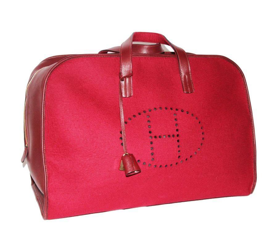 Rouge Hermès... just another fabulous Hermès bag. The ideal travel bag ! Not too heavy thanks to the felt fabric. Gorgeous condition (hardly used). 

Marked : Hermès Paris Made in France - letter z in a circle, 1996.  

Size : 50 x 26 x 36 cm
