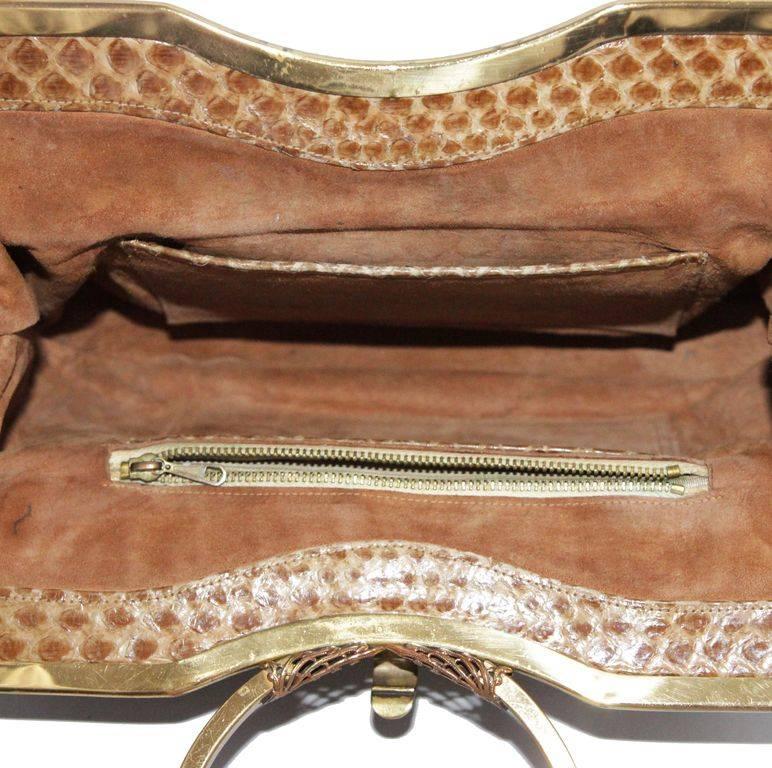 Great and unique beige python handbag. c.1950. Made of brass, suede lining and snake.  

Size : 45 x 25 cm - 17.7 x 9.8 in.

Excellent condition. 