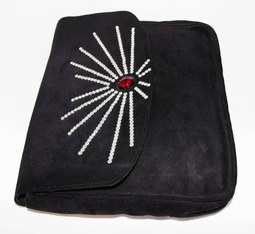 Gorgeous collector piece of Sonia Rykiel. Rare glamour evening clutch. Made of black suede and crystal stones. 80s. 

Marked : Made in France Sonia Rykiel Paris 

Size : 28 x 21 x 3 cm - 11 x 8.3 x 1.2 in. 

Very good condition (some light