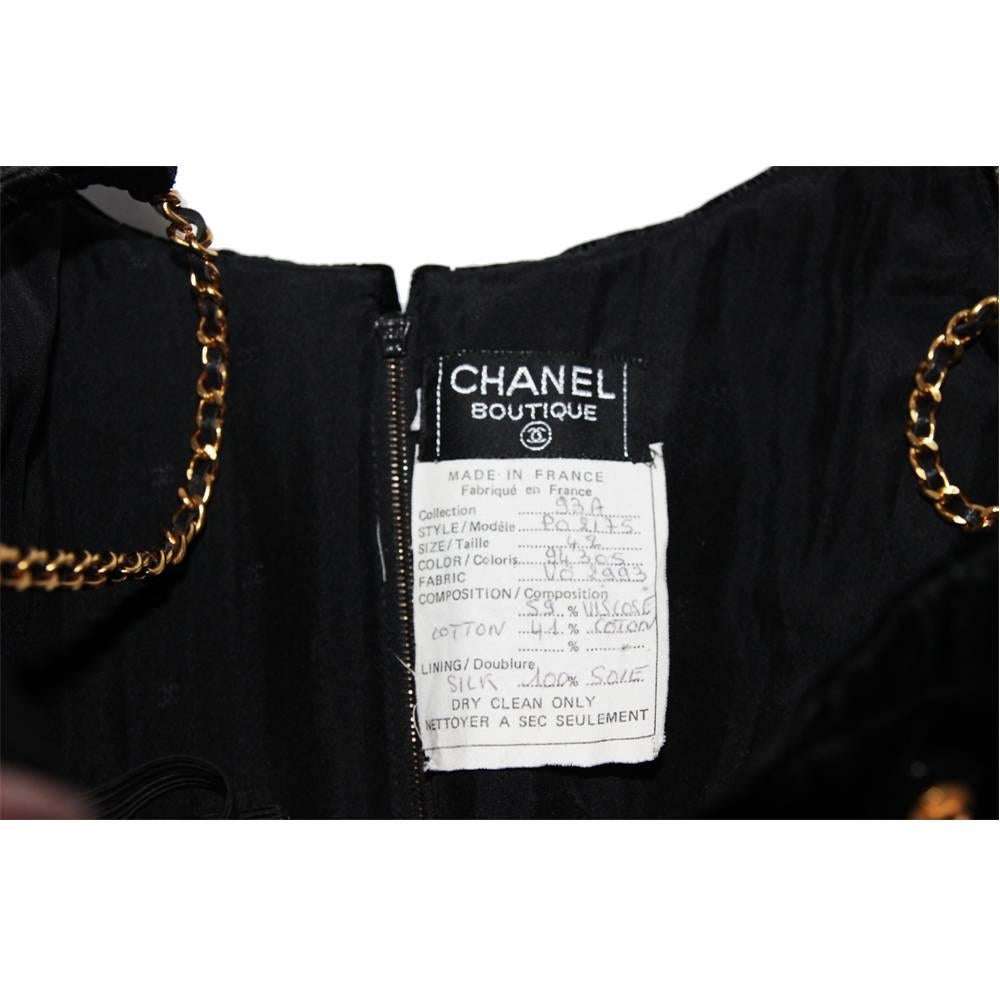 Claudia Schiffer Chanel corset of 1993. Coming directly from a little shop in Germany. Made of black velvet, chanel logo buttons, gourmette and black leather shoulder straps.  

Marked : Chanel

Size : French 36.  Waist: 64 cm - 25.2 in. , Bust: