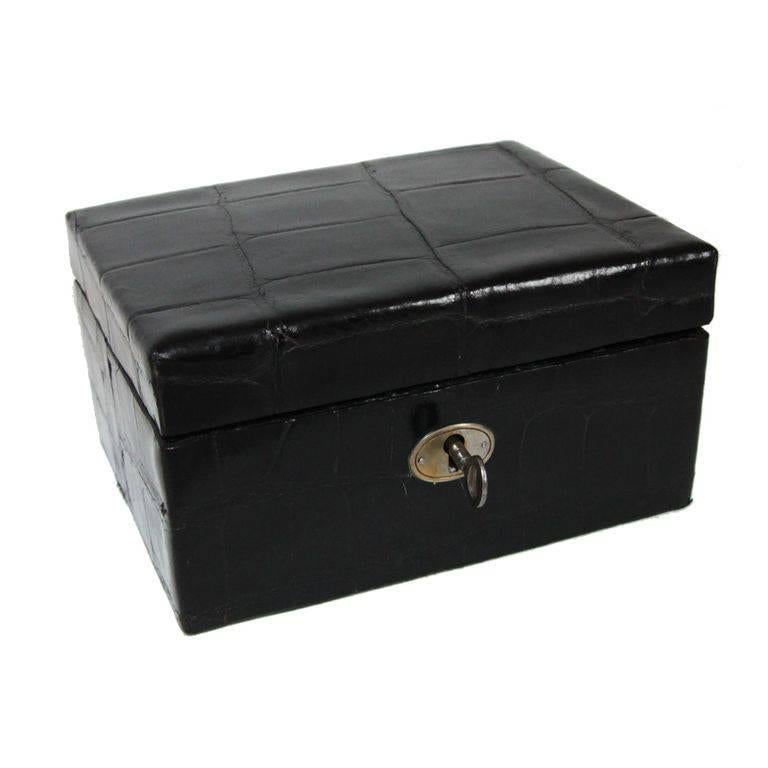 Beautifull and timeless retro black crocodile leather vintage jewellery box. Made of black crocodile and purple silk lining. 

Size : 11.5 x 15.5 x 8 cm - 4.5 x 6.1 x 3.1 in. 

Very good condition. Some sign of use.